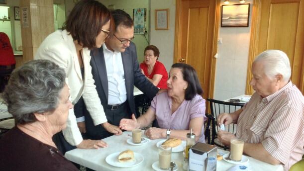 Heredia y Gámez durante un desayuno con mayores en el distrito de Bailén