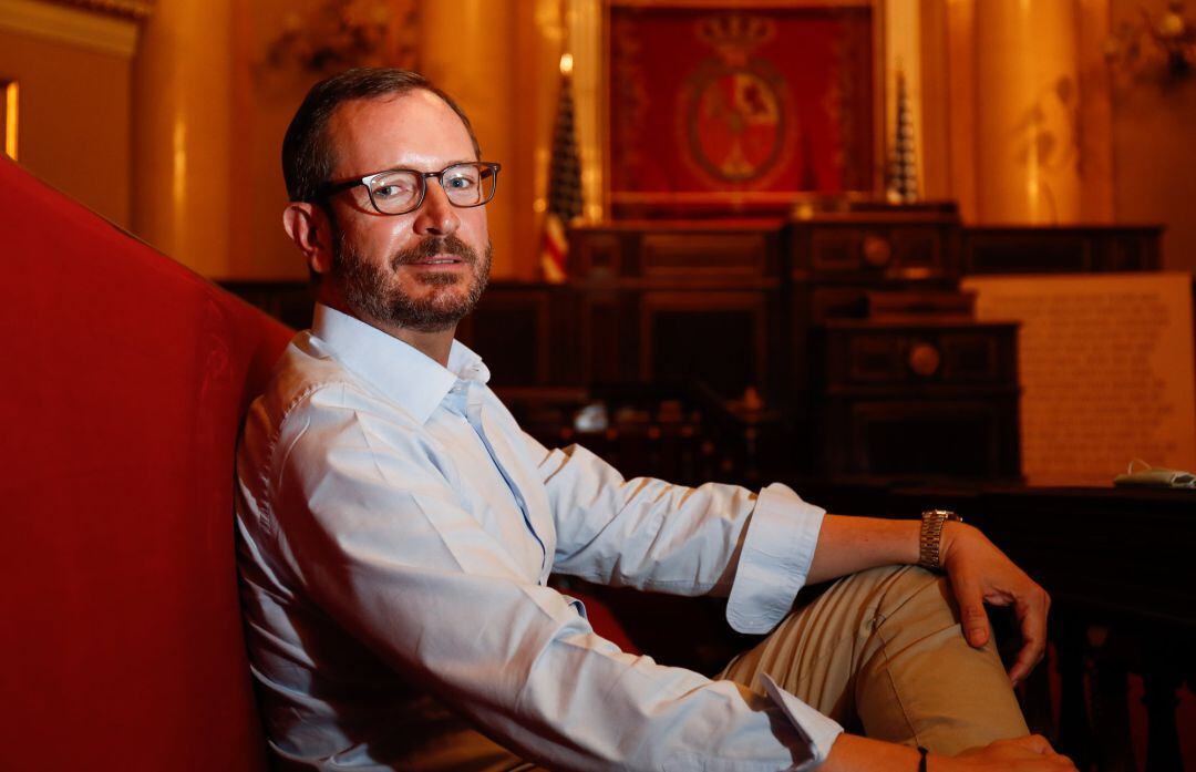 El portavoz del Grupo Popular en el Senado, Javier Maroto, posa tras una entrevista para Europa Press en la Cámara Alta, en Madrid, este domingo.