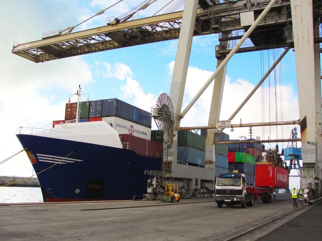 Barco de mercancías de la Boluda Lines en el puerto de Los Mármoles, en Arrecife.