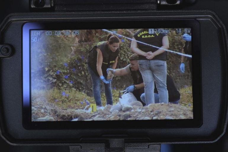 GRA107. VECINDARIO (GRAN CANARIA), 17/09/2015.- Monitor de una cámara de televisión en la que se aprecia a varios agentes recogiendo los restos óseos hallados hoy en un lugar cercano a Vecindario, que se cree pueden pertenecer a Yeremi Vargas, el niño que desapareció en 2007 en la isla. Las fuentes han precisado que el tamaño de los restos podrían corresponder a una persona de la edad aproximada de Yeremi, que desapareció en la localidad de Vecindario cuando tenía siete años. EFE/Ángel Medina G.