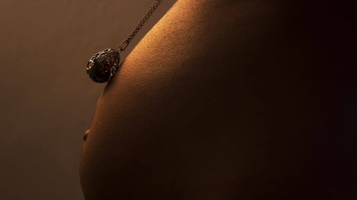 La antigua creencia popular del péndulo para saber el sexo del bebé de una embarazada