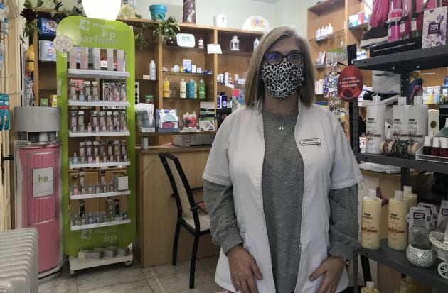 Lourdes Maqueda en su farmacia.