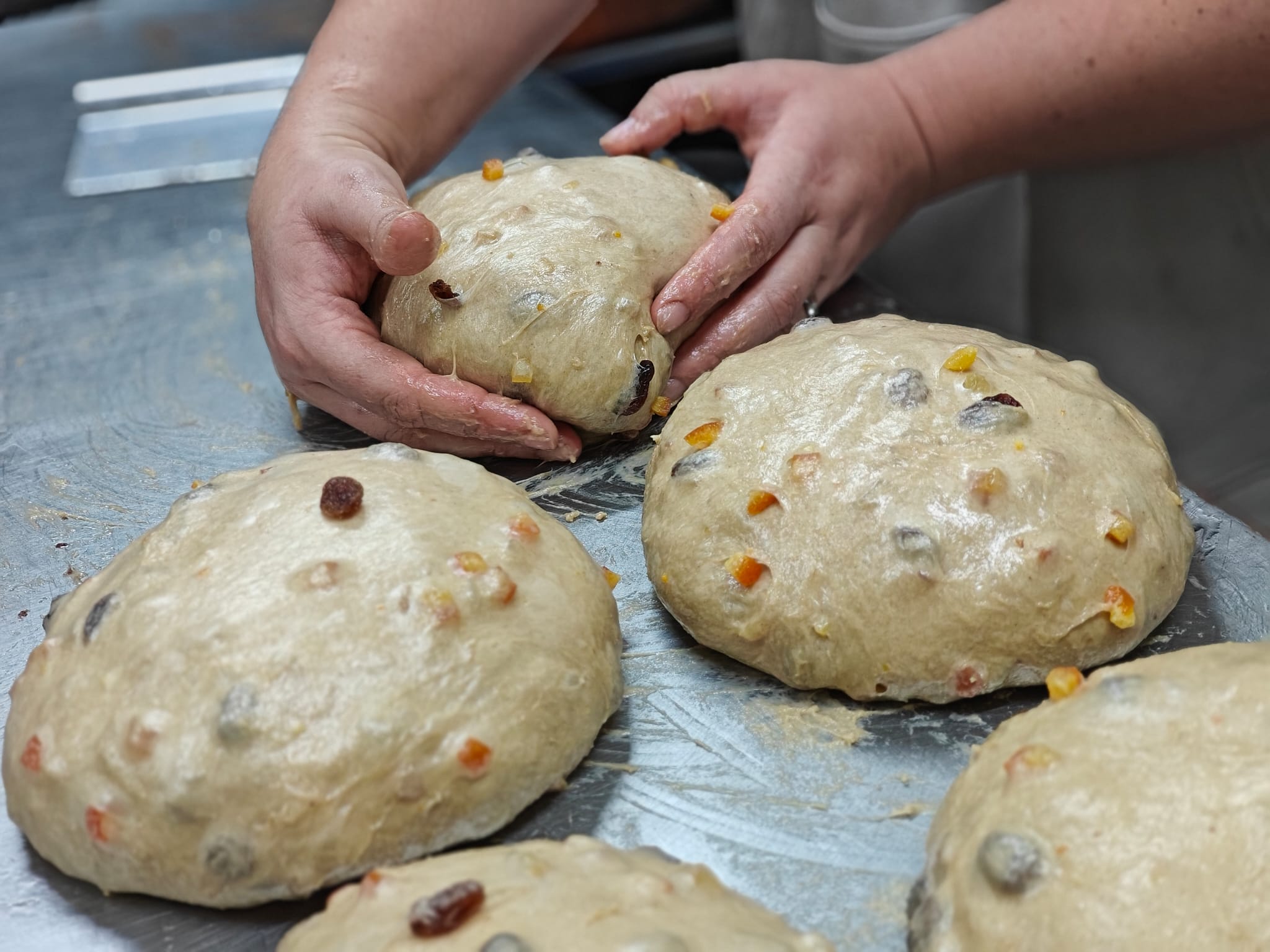 Producción de panettones' en la pastelería El Rusc.