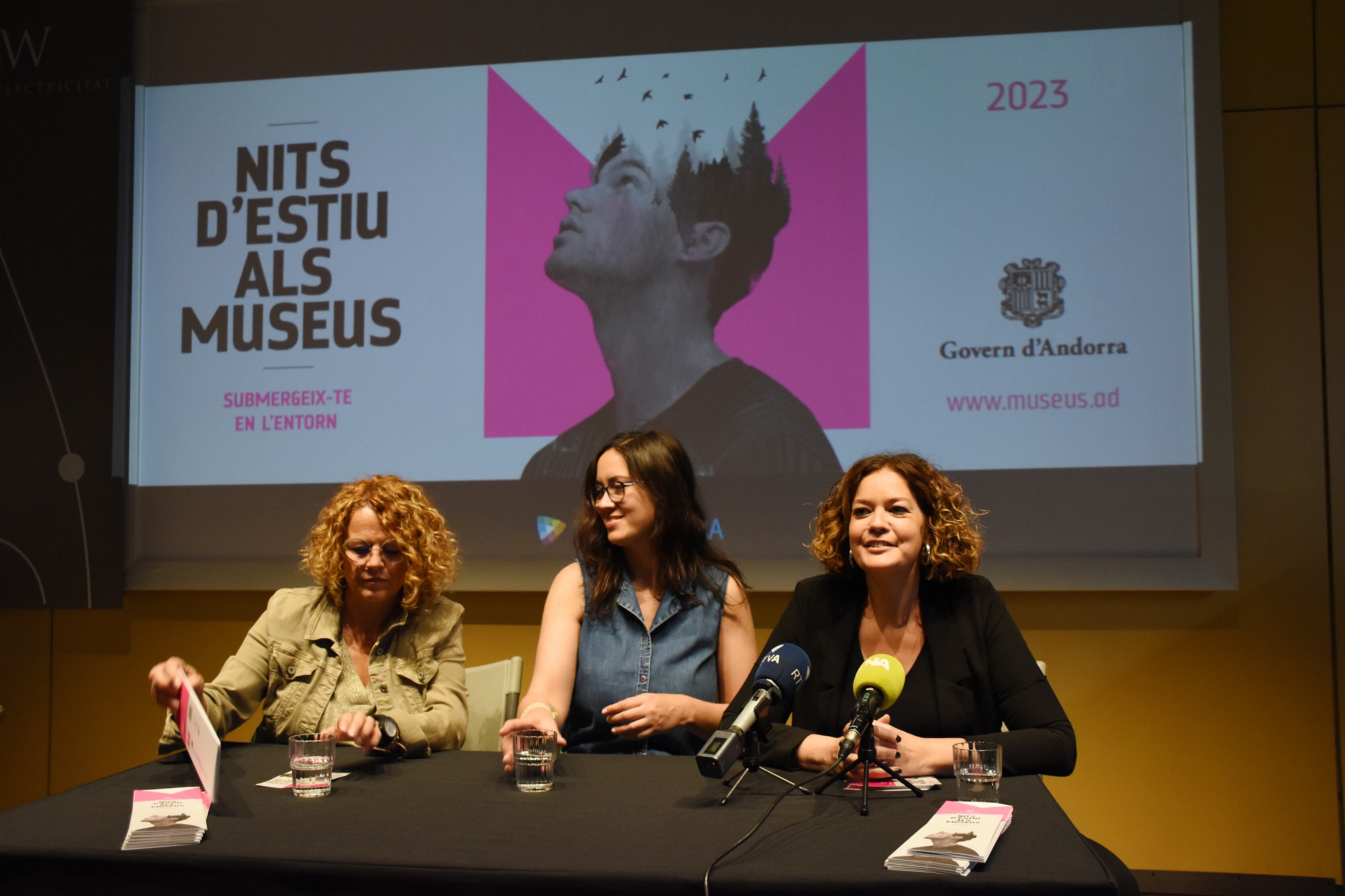 La presentació de les Nits d'estiu als museus a càrrec de la cap de projectes del museu Thyssen i cap de producció de la Fundació ONCA, Teresa Areny, la coordinadora del MW Museu de l'Electricitat de FEDA, Katia Vilana i la cap de museus i monuments del Govern, Ruth Casabella.