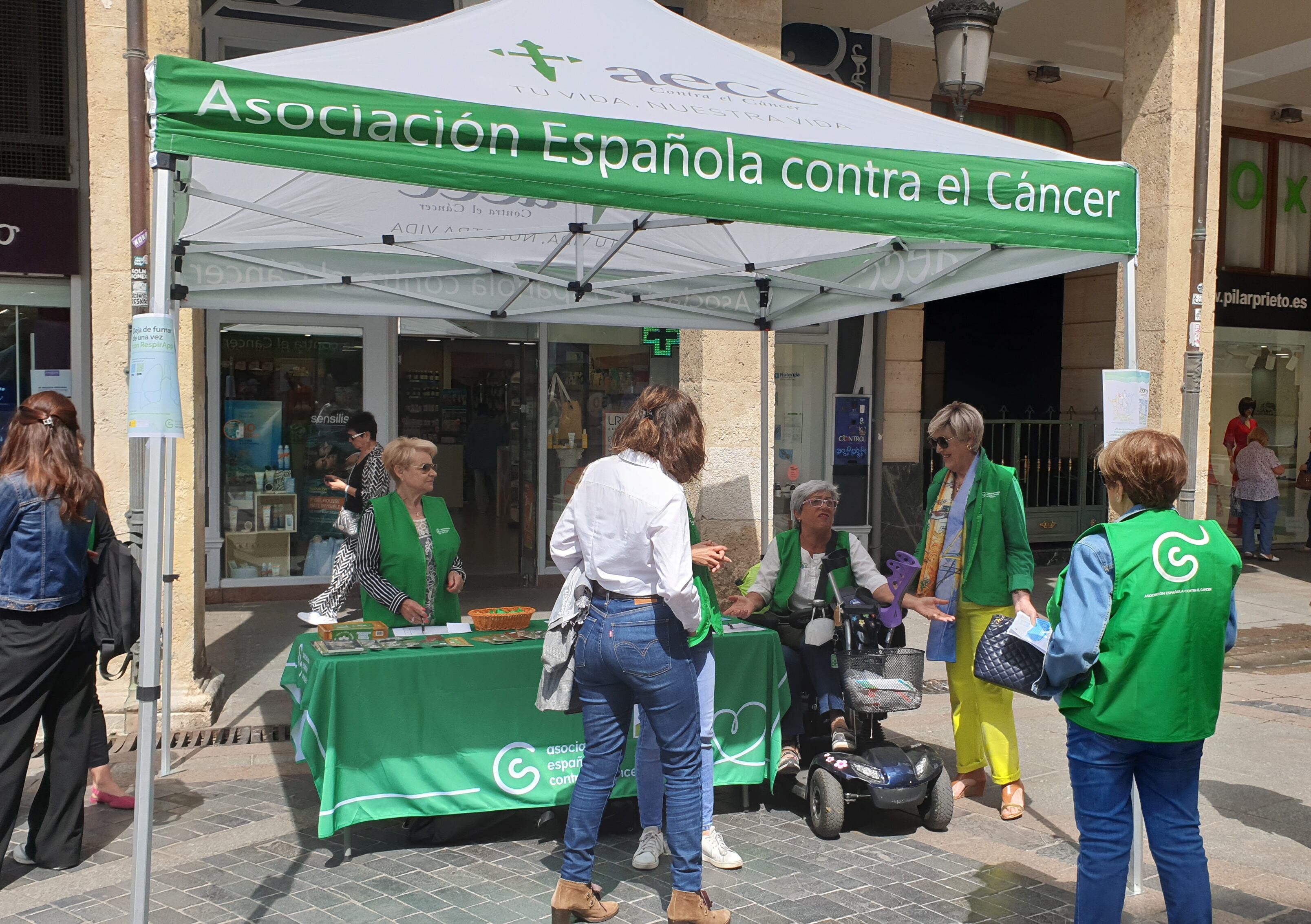 Mesa informativa de AECC de Palencia en el Día Mundial Sin Tabaco