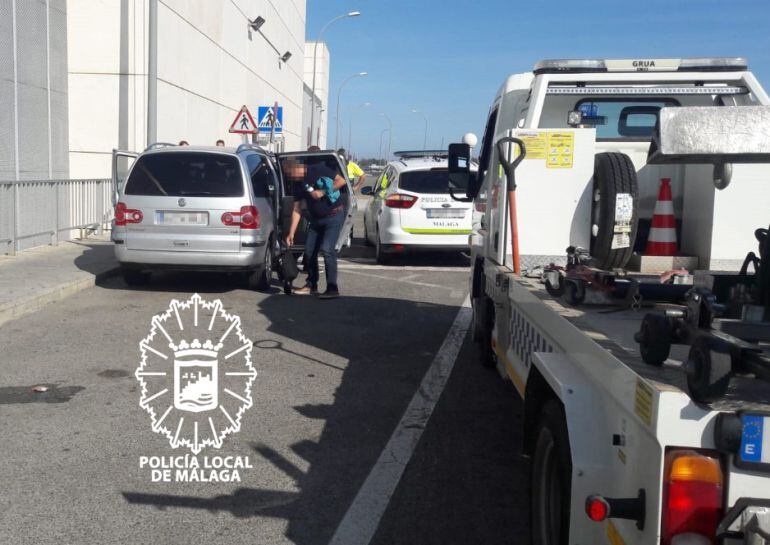 Actuación de los agentes municipales en la terminal de Málaga-Costa del Sol