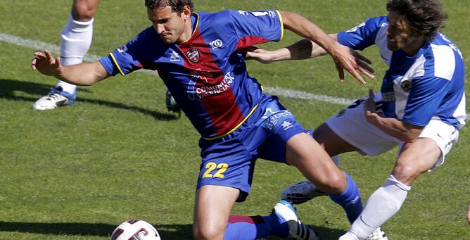 El delantero del Levante, Stuani, disputa el balón con el defensa del Hércules, Abraham Paz, durante el partido de la jornada trigésima segunda de la Liga de Fútbol de Primera División que se juega esta tarde en el estadio Ciudad de Valencia.