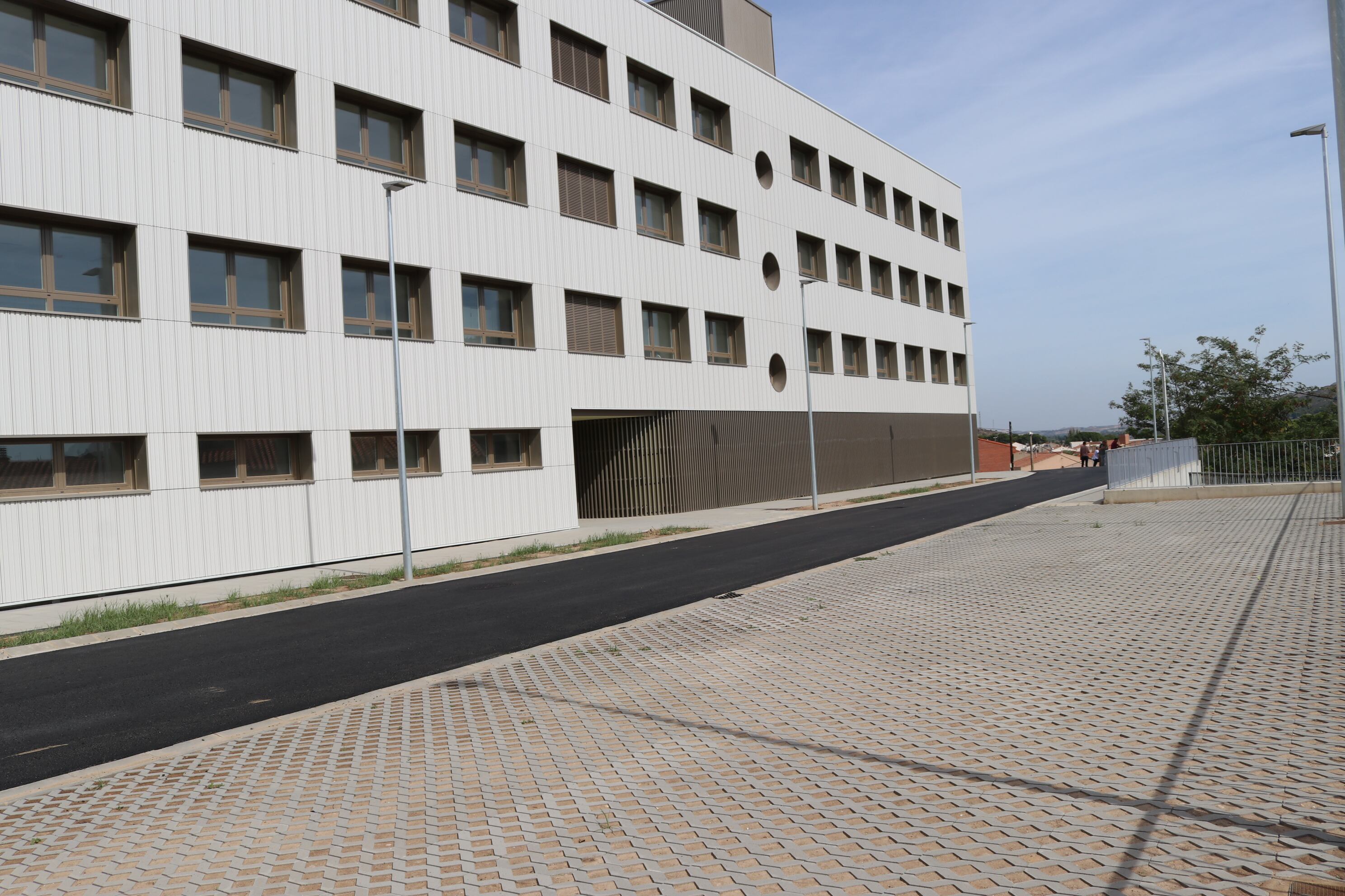 Estado actual de la calle que da acceso a la residencia de mayores. Foto: Ayuntamiento de Mequinenza