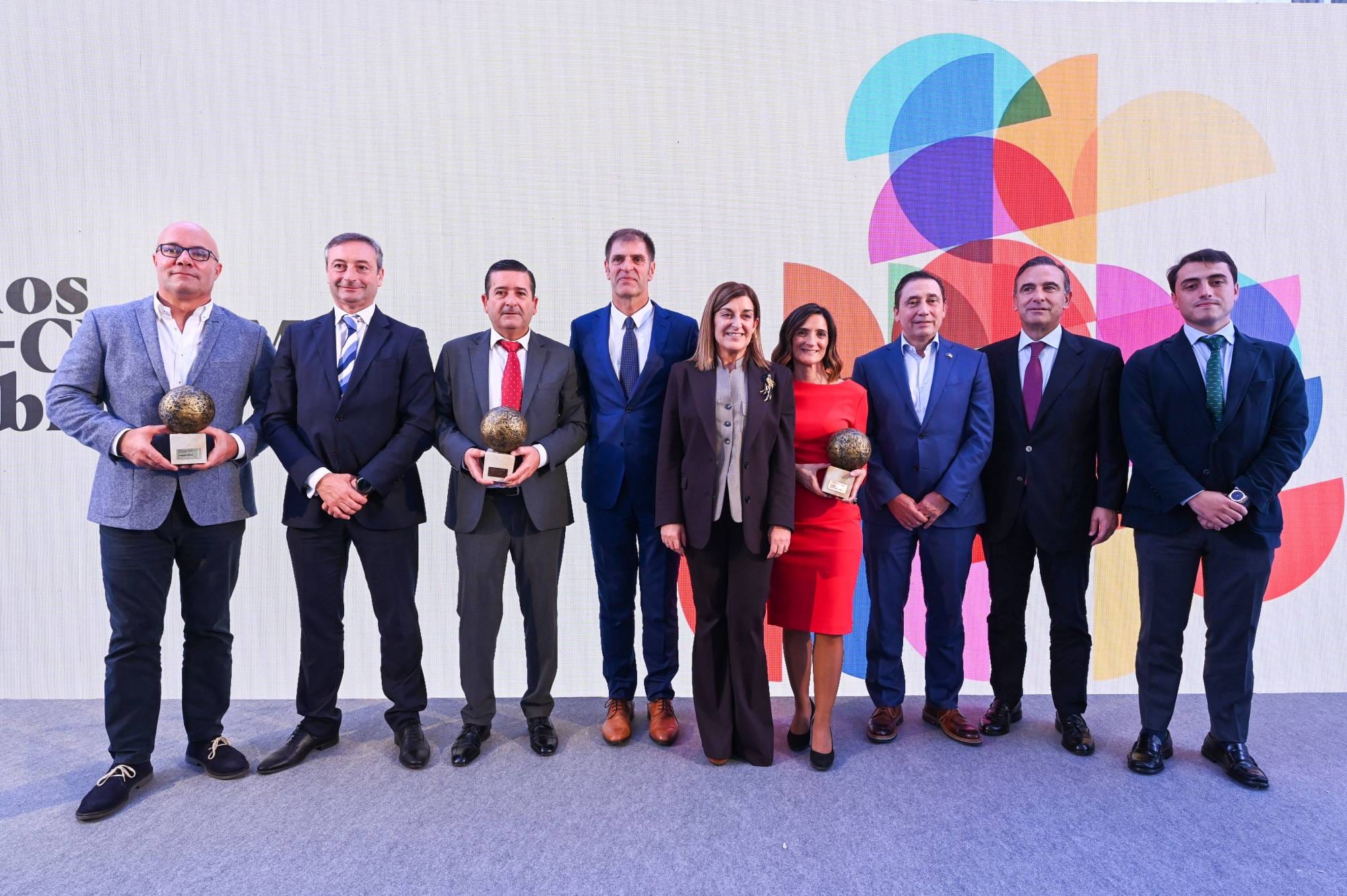 Foto de familia de las autoridades y empresas premiadas por CEOE CEPYME Cantabria, en un evento patrocinado por el Banco Santander