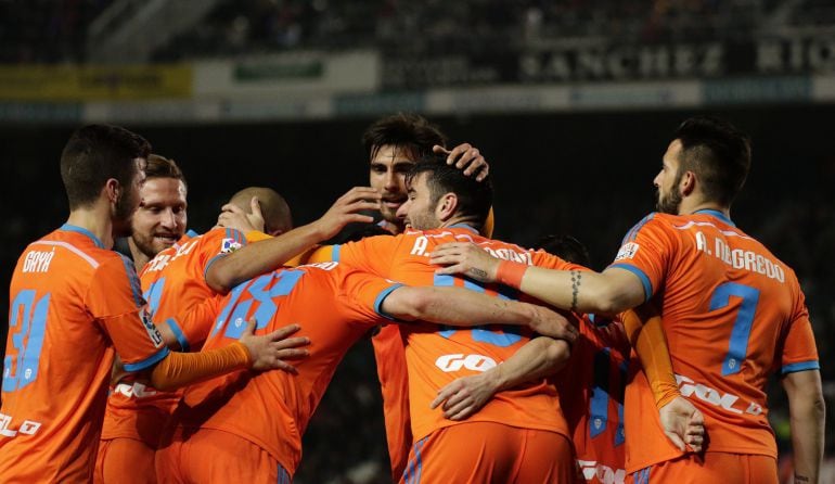 Valencia&#039;s players celebrate their third goal during the Spanish league football match Elche FC vs Valencia CF at the Martinez Valero stadium in Elche on March 20, 2015.  AFP PHOTO / JOSE JORDAN