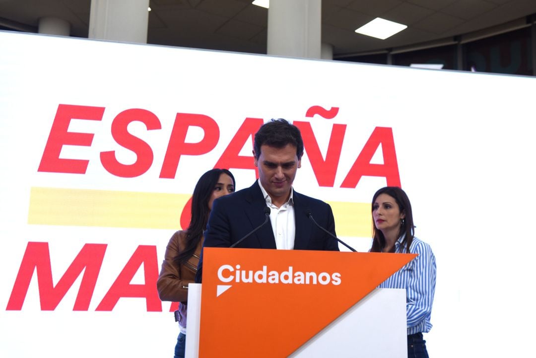 El líder de Ciudadanos, Albert Rivera, mira abajo, tras asumir los pésimos resultados de su partido en la sede de la formación naranja, que ha pasado de los 57 escaños conseguidos en los comicios de abril de 2019 a 10 en noviembre