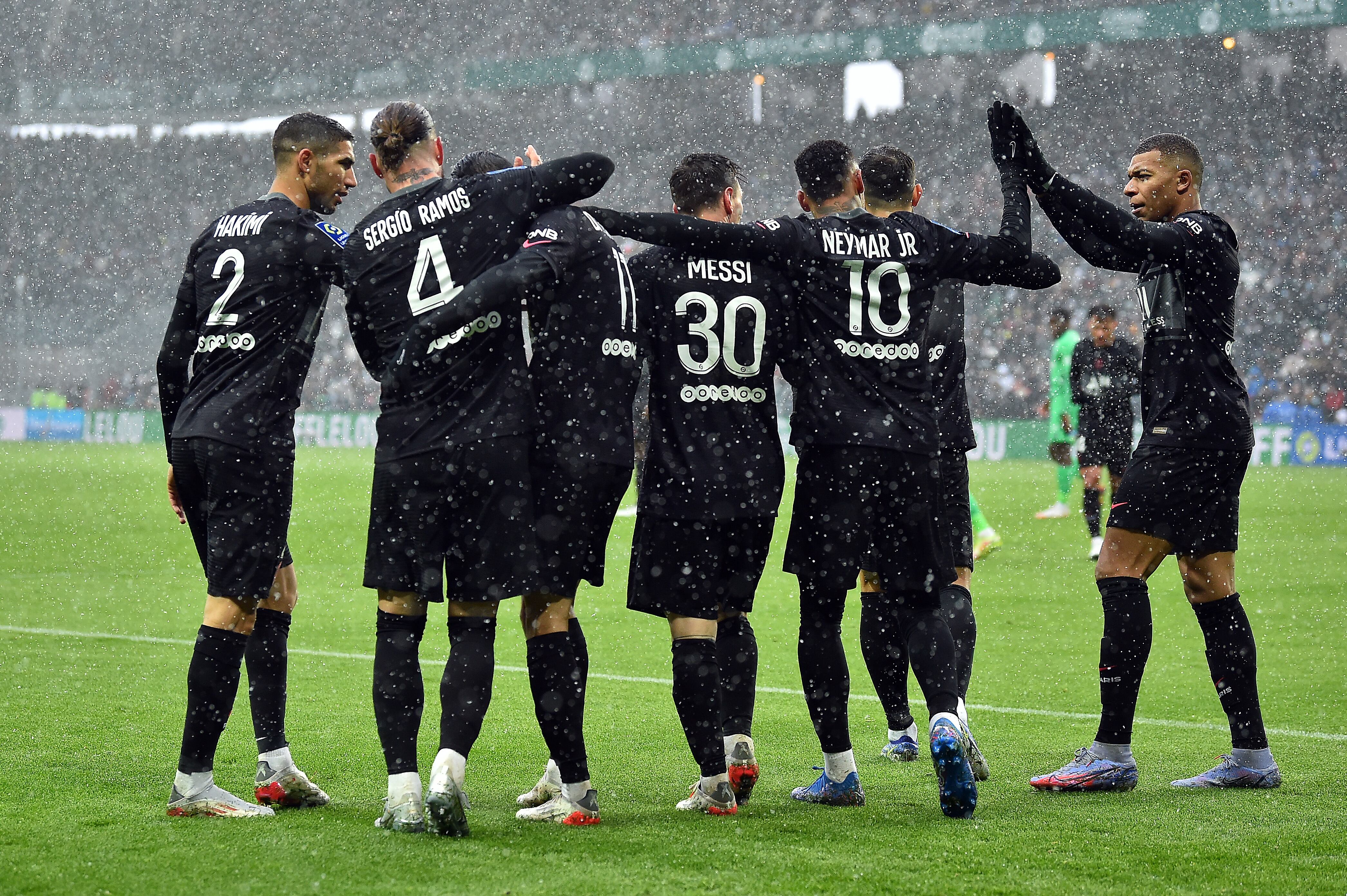 Sergio Ramos y Neymar, junto a varios compañeros, celebran un gol del PSG.