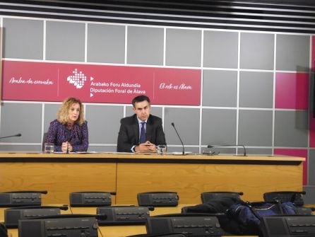 La diputada de Fomento del Empleo, Comercio y Turismo, Cristina González, junto al director de Función Pública, Adolfo Lander, esta mañana