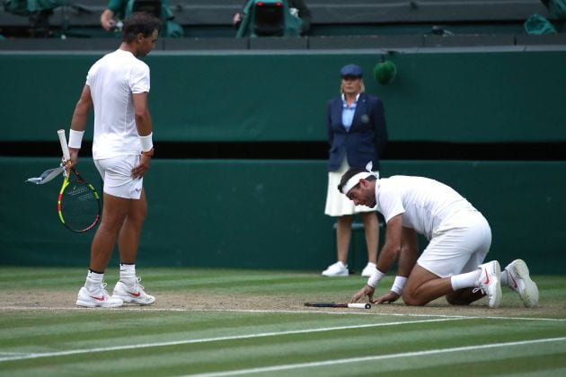 Nadal se dirige a Del Potro tras el partido entre ambos de casi cinco horas de duración.