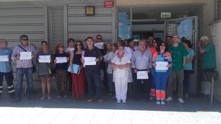 Varias decenas de personas, en solidaridad con los profesionales de la salud pública.
