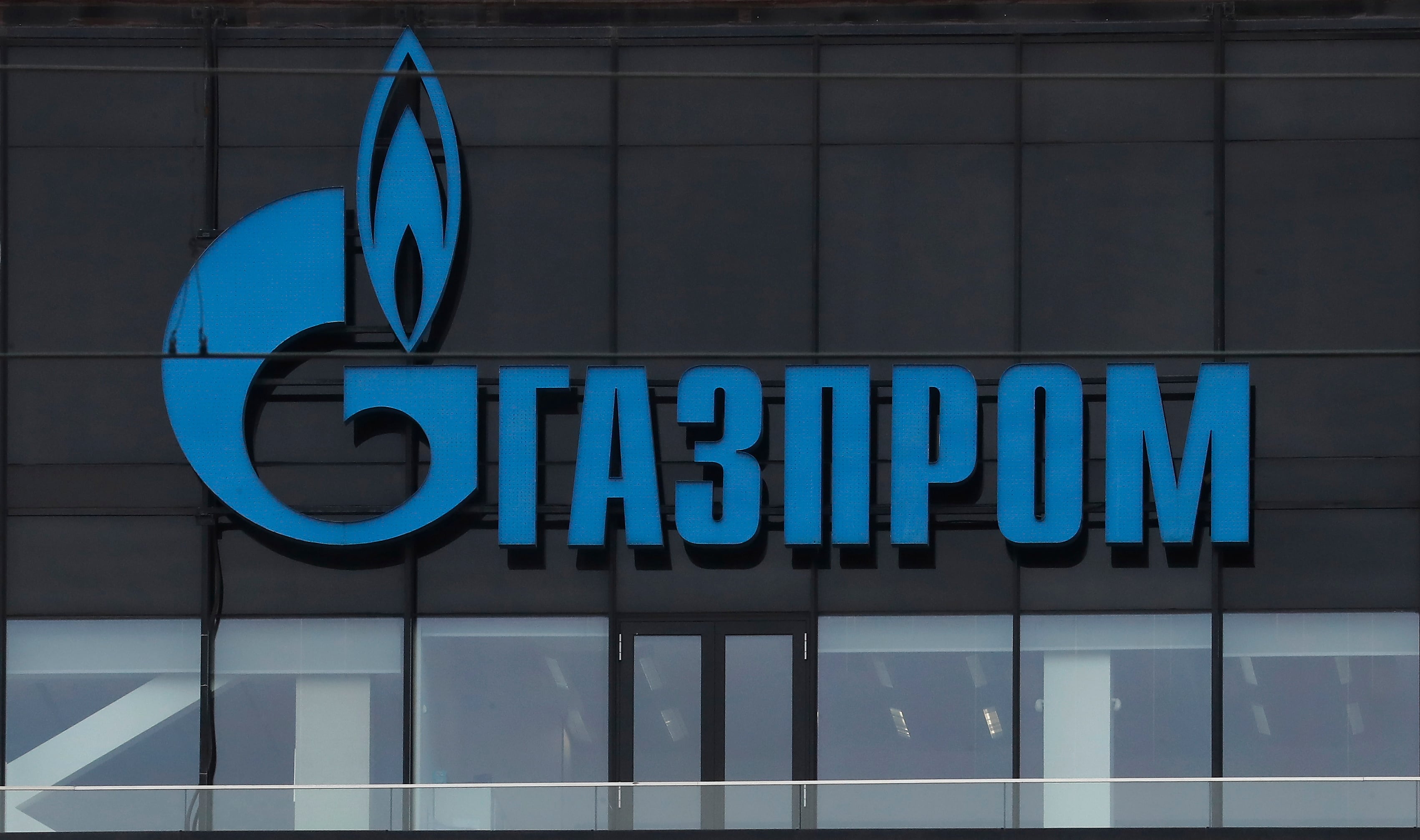 Imagen del logo de Gazprom en San Petesburgo