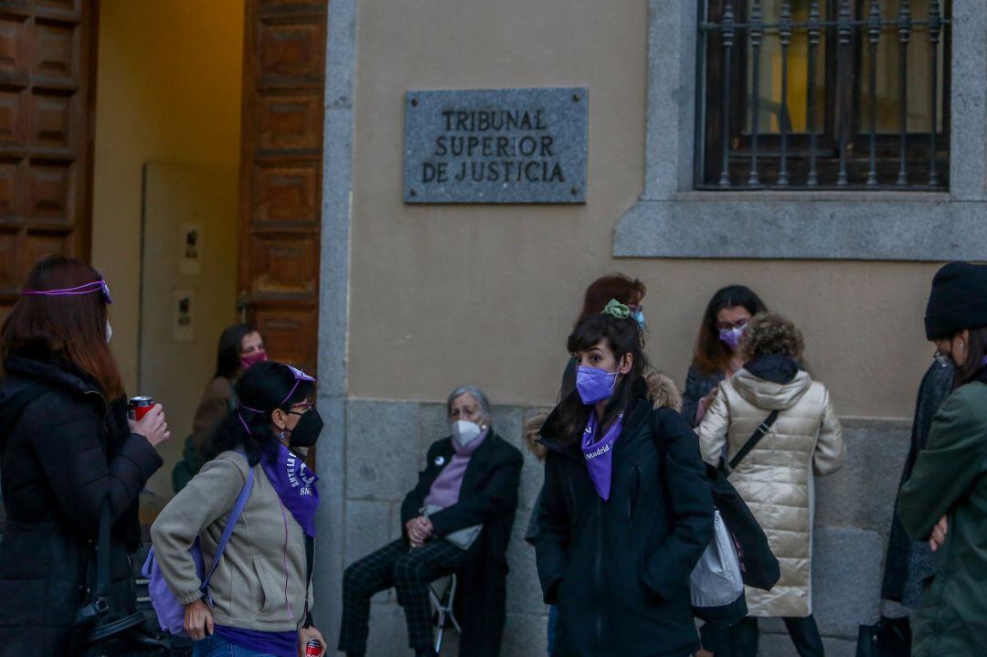 Varias personas de asociaciones feministas, entre ellas el Movimiento Feminista de Madrid se reúnen en las inmediaciones del Tribunal Superior de Justicia de Madrid (TSJM) 