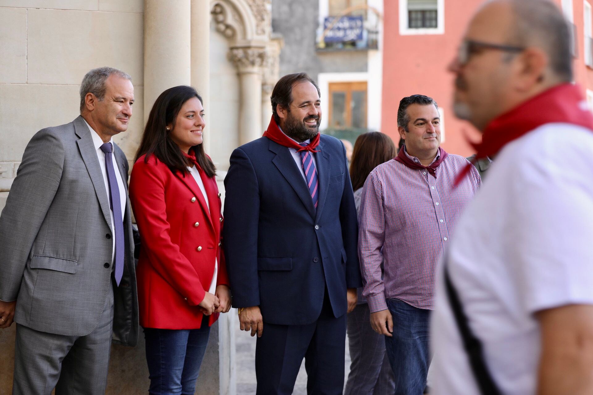 El presidente regional del PP (centro) en las fiestas de San Mateo de Cuenca