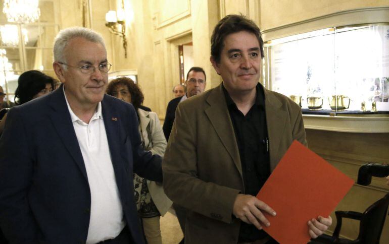 GRA086. MADRID, 20/04/2015.- El candidato de Izquierda Unida (IU) a la Comunidad madrileña, Luis García Montero, acompañado por Cayo Lara (i), a su llegada hoy a un desayuno informativo organizado por el Foro Nueva Economía, en Madrid. EFE/Fernando Alvarado