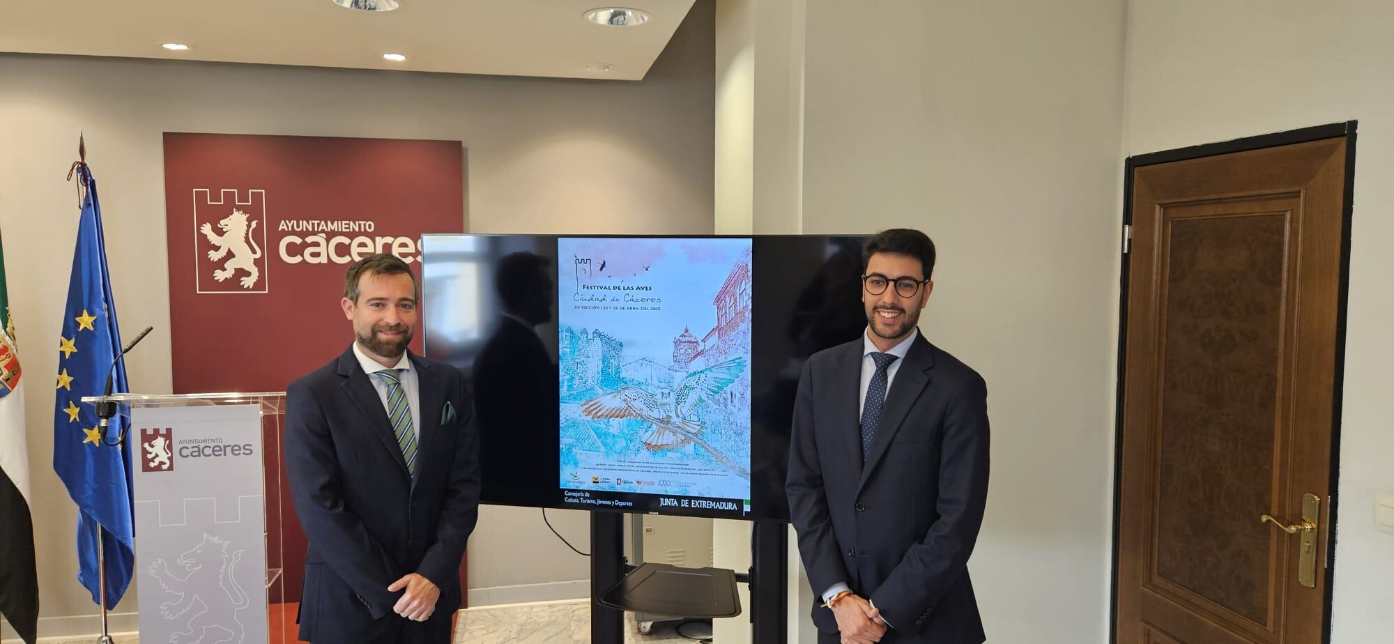 Jesús Viñuales, director general de Turismo de la Junta de Extremadura, y Ángel Orgaz, concejal de Turismo del Ayuntamiento de Cáceres, durante la presentación de la XV edición del Festival de las Aves 'Ciudad de Cáceres'