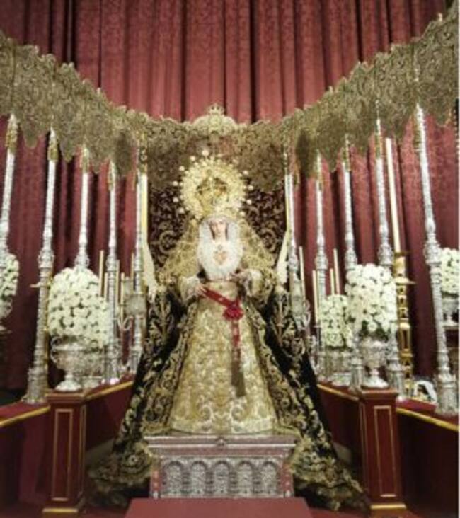 La Virgen de Gracia y Esperanza ante las bambalinas de su paso de palio