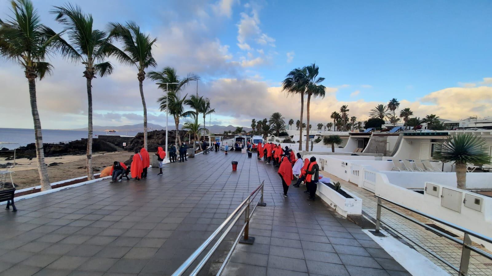 Migrantes atendidos tras ser localizados en Playa Chica, en el municipio lanzaroteño de Tías.