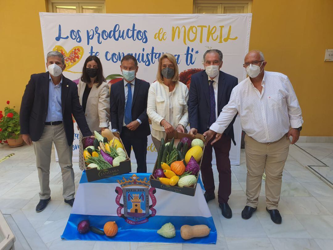 La alcaldesa de Motril, Luisa García Chamorro, junto a concejales de su equipo de gobierno y responsables del sector pesquero presentan la campaña &quot;Los productos gastronómicos de Motril te conquistan&quot;