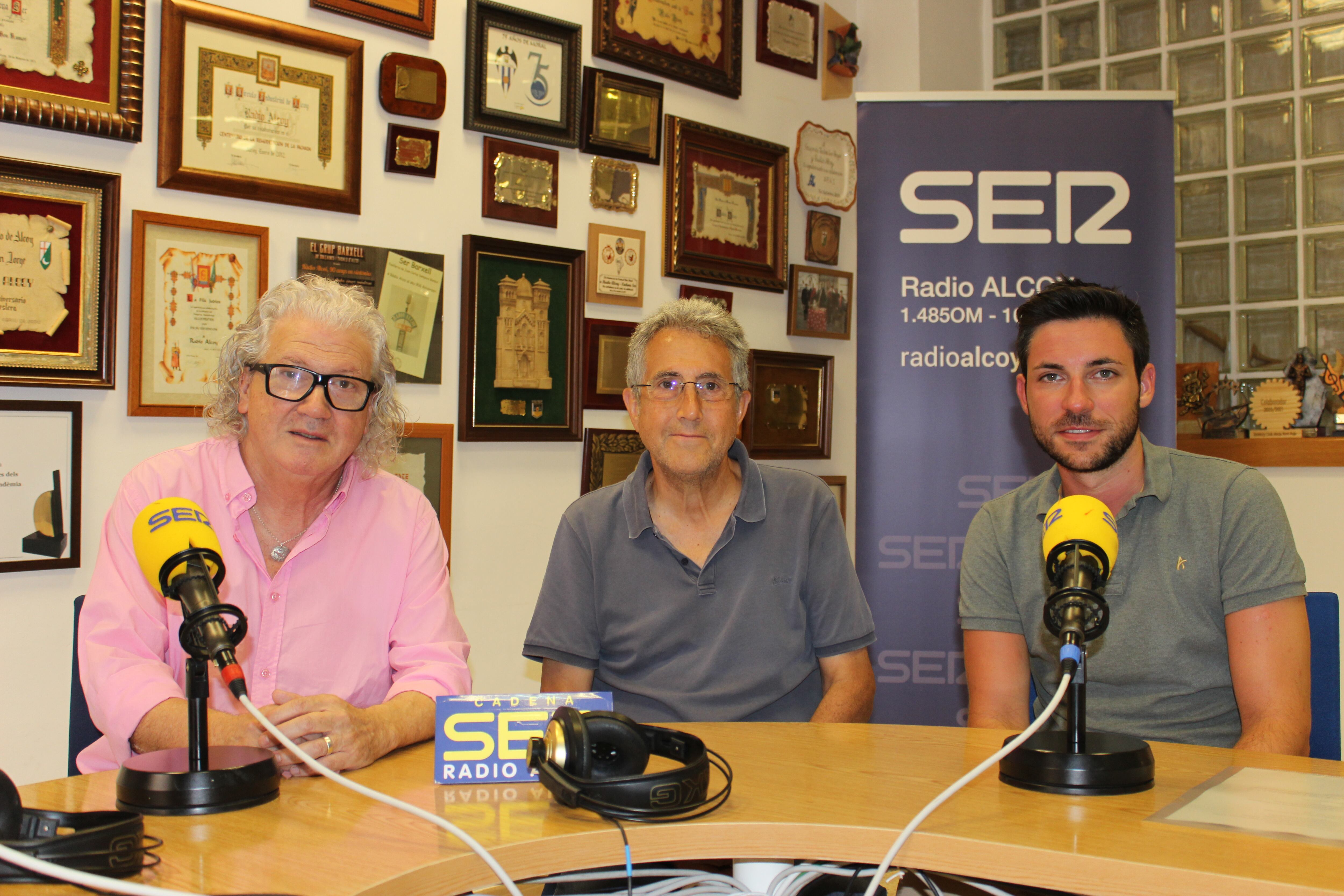 Paco Grau, Pep Jordá i Nando Moncho han presentant en Ràdio Alcoi l&#039;exposició &#039;Nous camins, nous territoris&#039; del fotògraf alcoià.