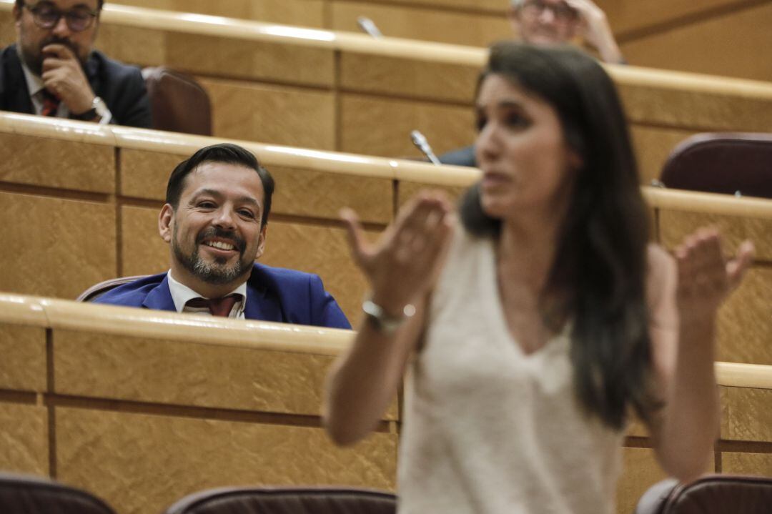 David Erguido, al fondo, en el Senado.