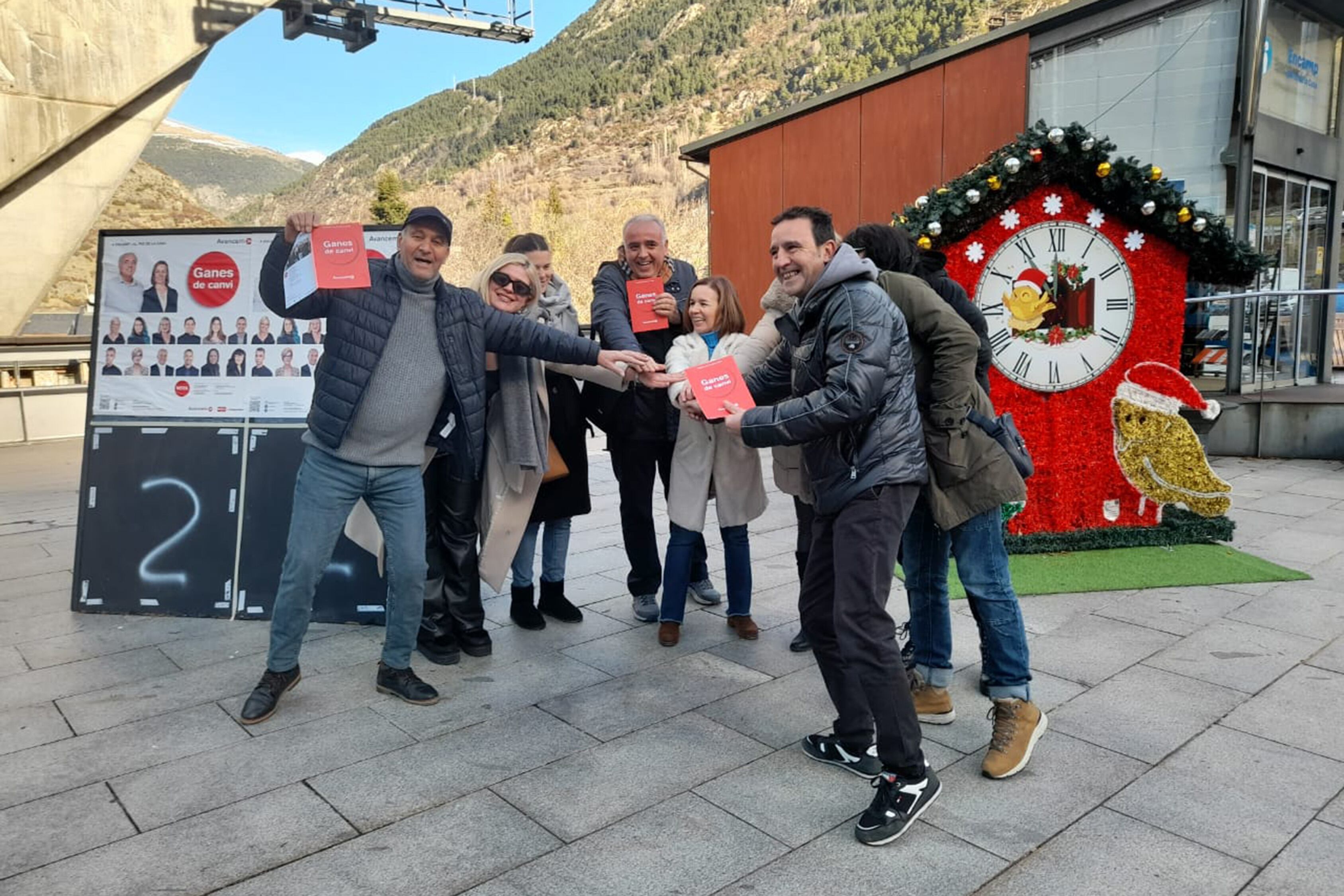 La candidata a cònsol major d’Encamp, Marta Pujol, juntament amb els altres candidats d'Avancem.
