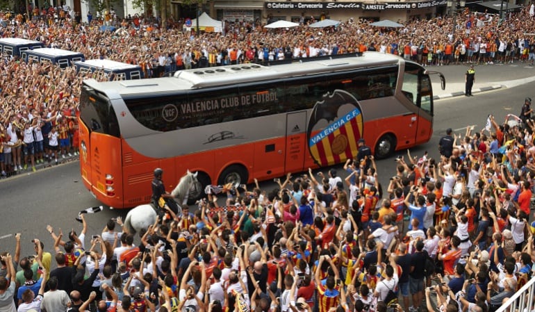 El autobús del Valencia llegando a Mestalla un día de partido