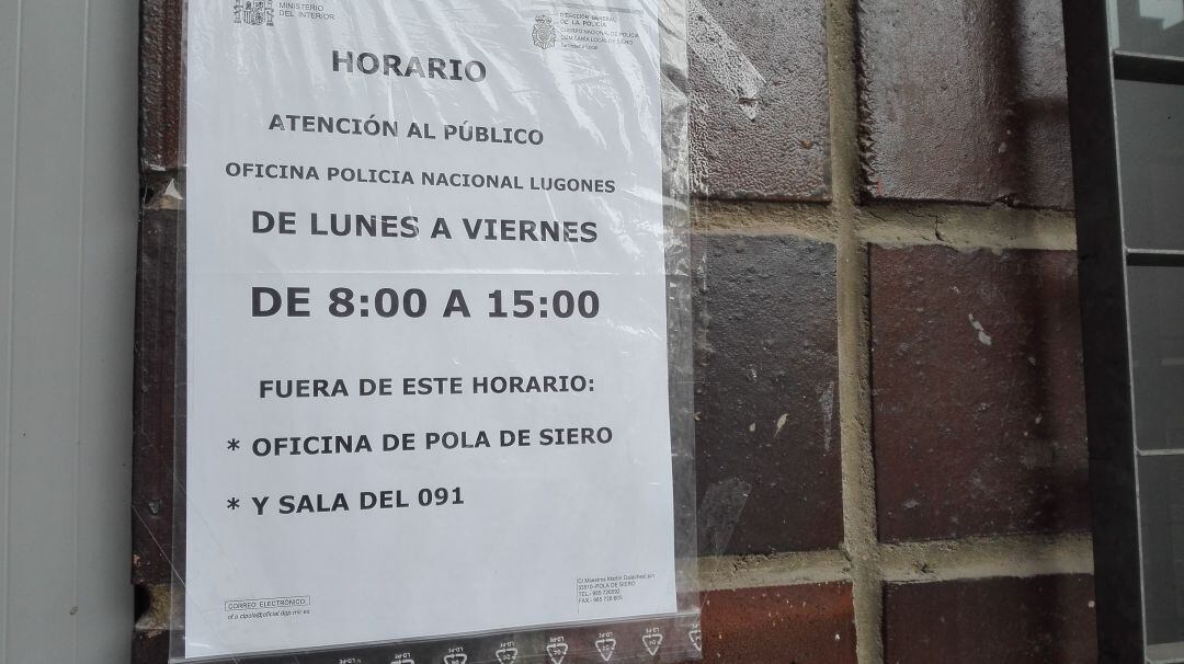 La fachada de la comisaría de Lugones, conun papel informativo sobre el nuevo horario