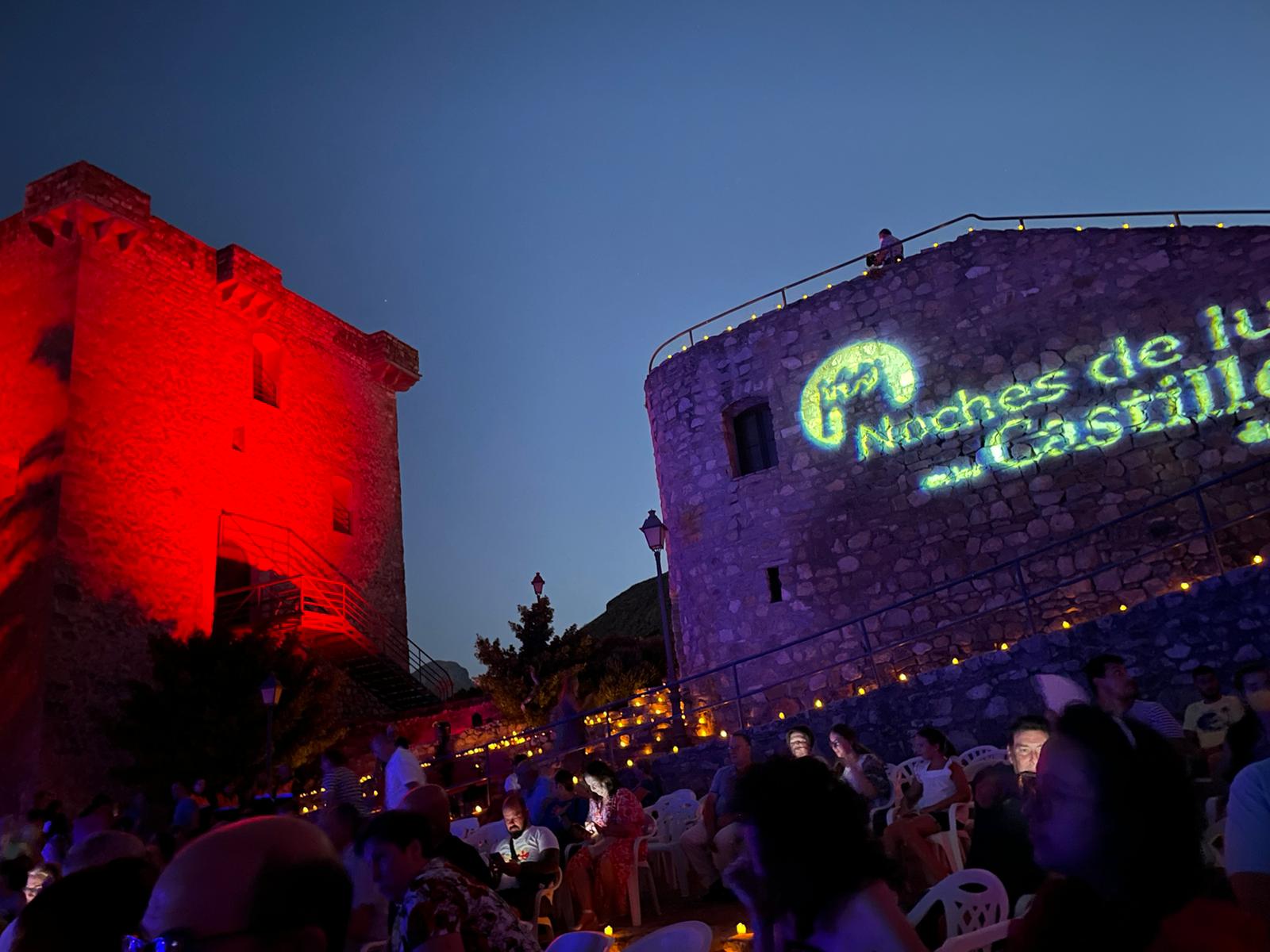 Otra vista del Castillo de Jódar durante el espectáculo &#039;Concierto de baraja y piano&#039;