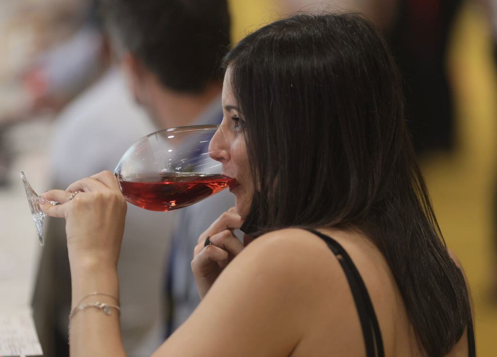 Una mujer bebe vino en la inauguración de Madrid Fusión 2021.