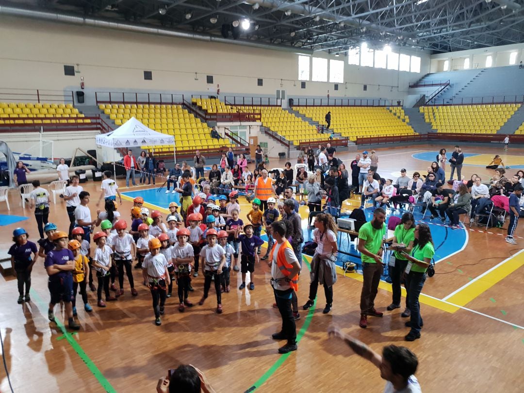 Jóvenes escaladores de toda Galicia, hacen vibrar la cancha del Pabellón Municipal de los Remedios con la I Copa Gallega de Escalada de Base