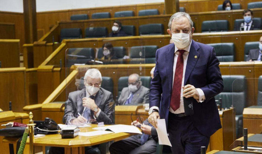 Pedro Azpiazu, en el salón de plenos del Parlamento vasco