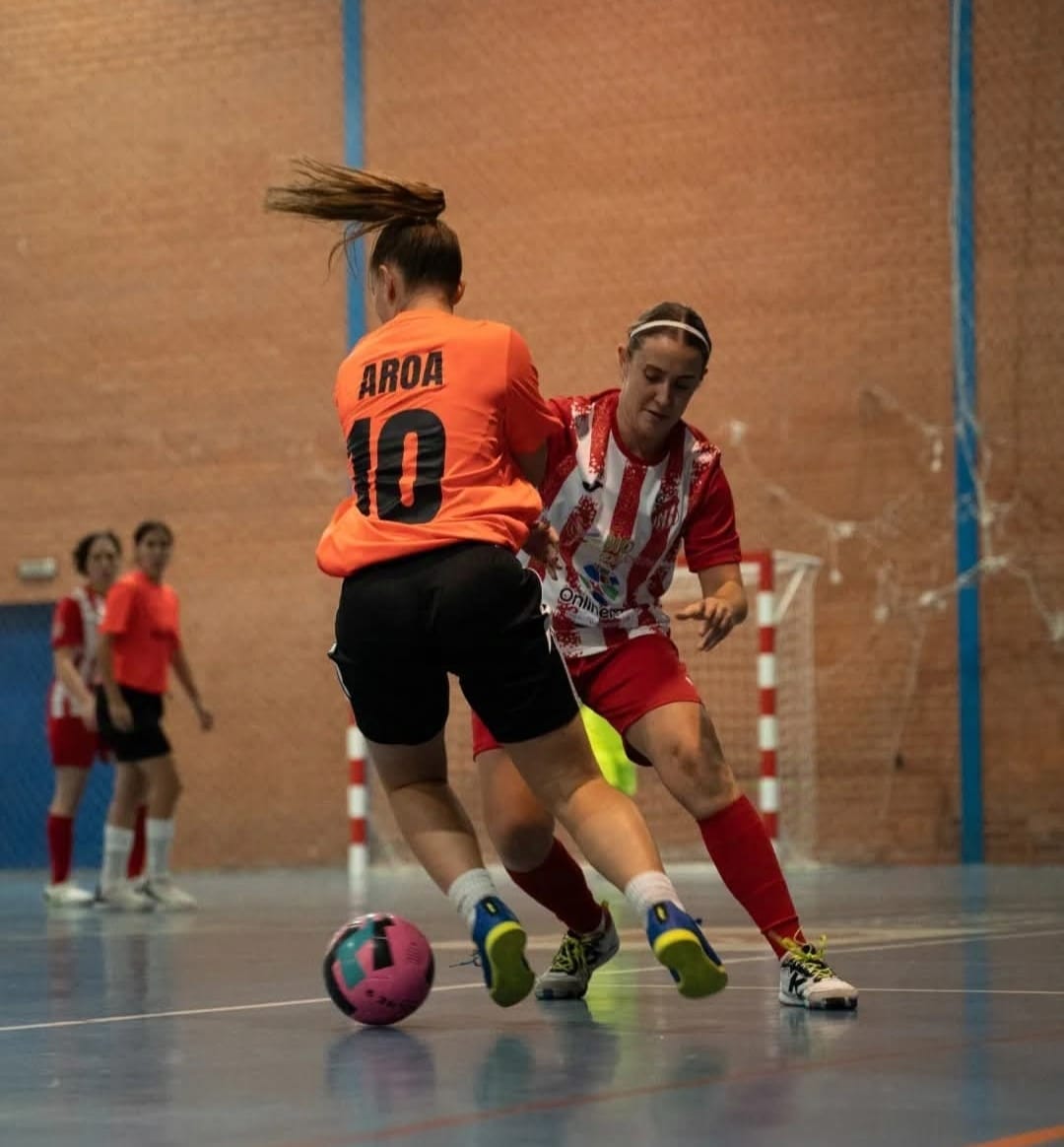 La jugadora Aroa con el control del esférico sorteando a la defensora del Sporting de Almería.