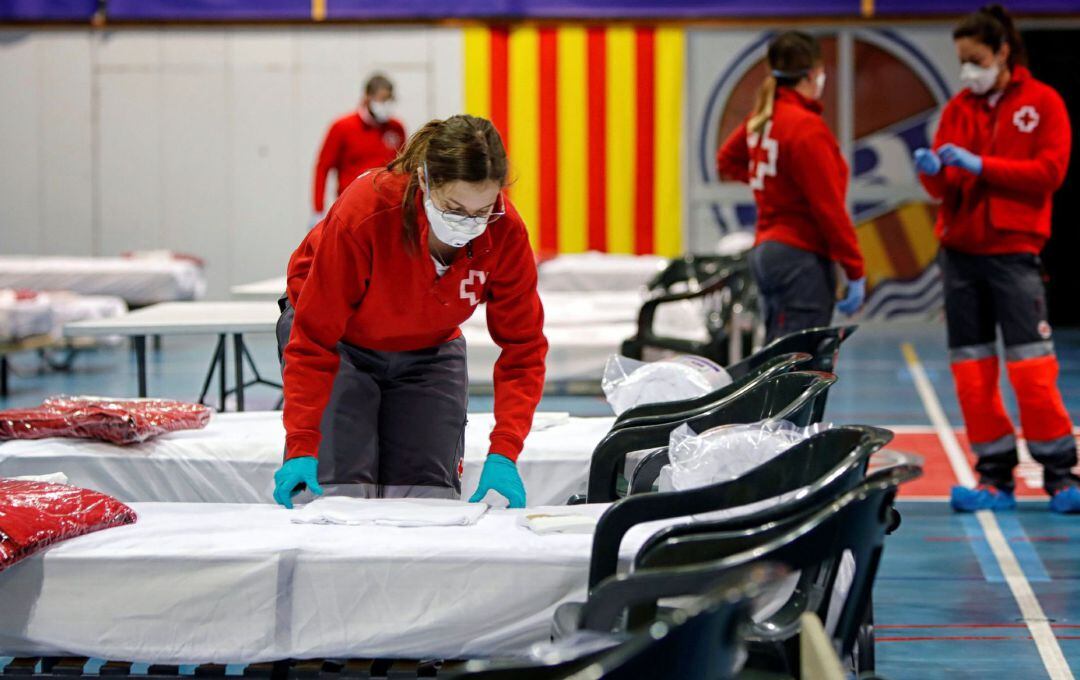 Miembros de la Cruz Roja han comenzado a instalar material en el pabellon de Les Comas de Igualada.