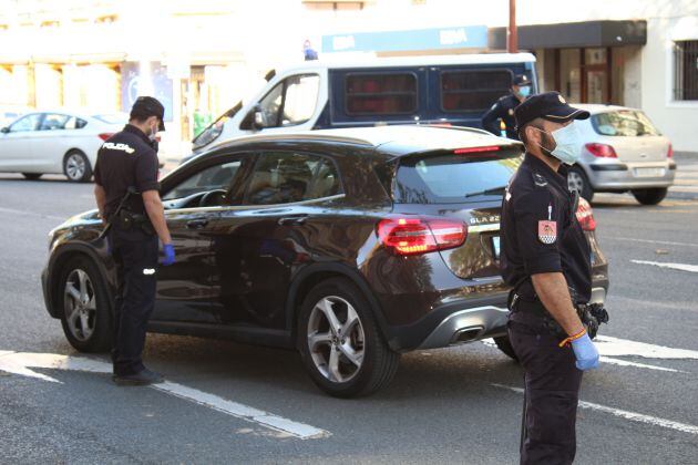 Agentes de Policía Nacional en un control de vehículos en Sevilla