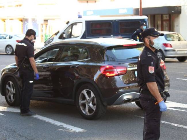 Agentes de Policía Nacional en un control de vehículos en Sevilla