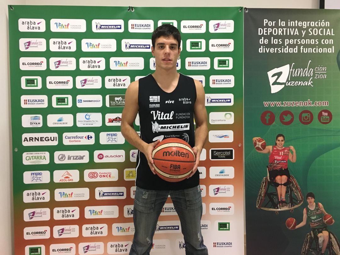 Igarki Pascual posa en las instalaciones del Zuzenak en Vitoria.