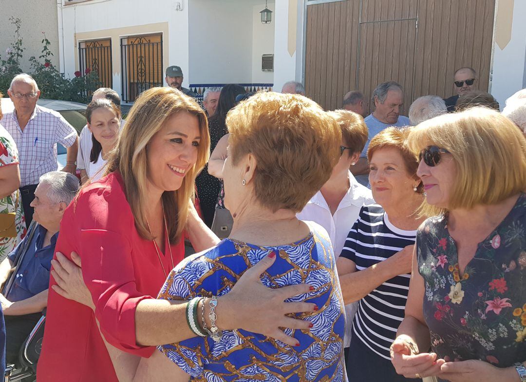 La presidenta de la Junta de Andalucía, Susana Díaz, saluda a vecinas de Huéscar (Granada)