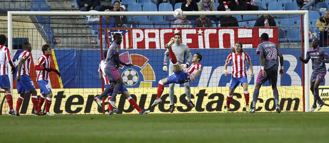 El jugador del Atlético de Álvaro Domínguez despeja un balón ante la oposición de un futbolista del Rennes durante el encuentro correspondiente a la última jornada de la fase de grupos de la Liga Europa que disputan ambos equipos en el estadio Vicente Cal