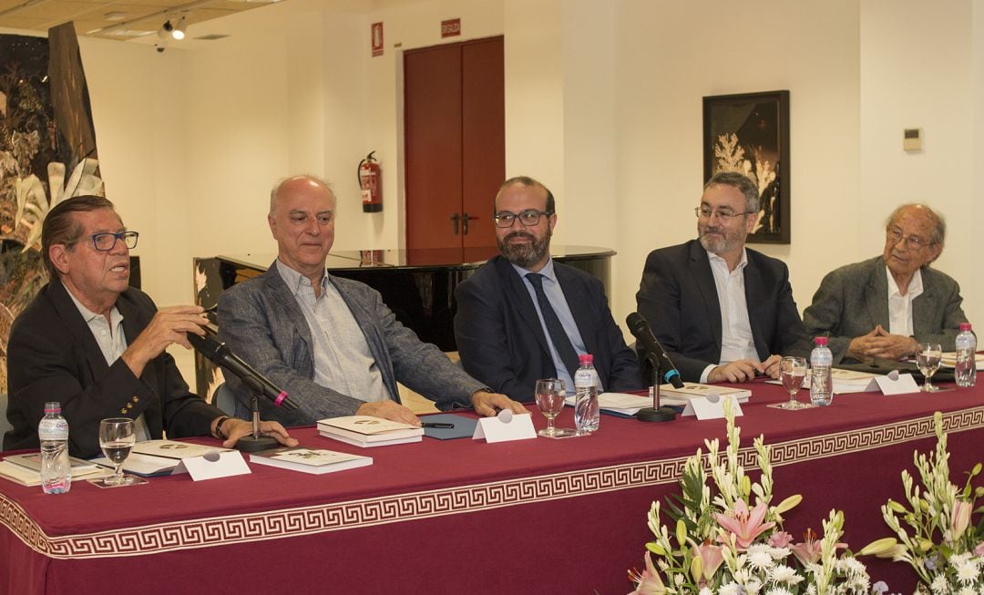 Participantes de la presentación de los libros.