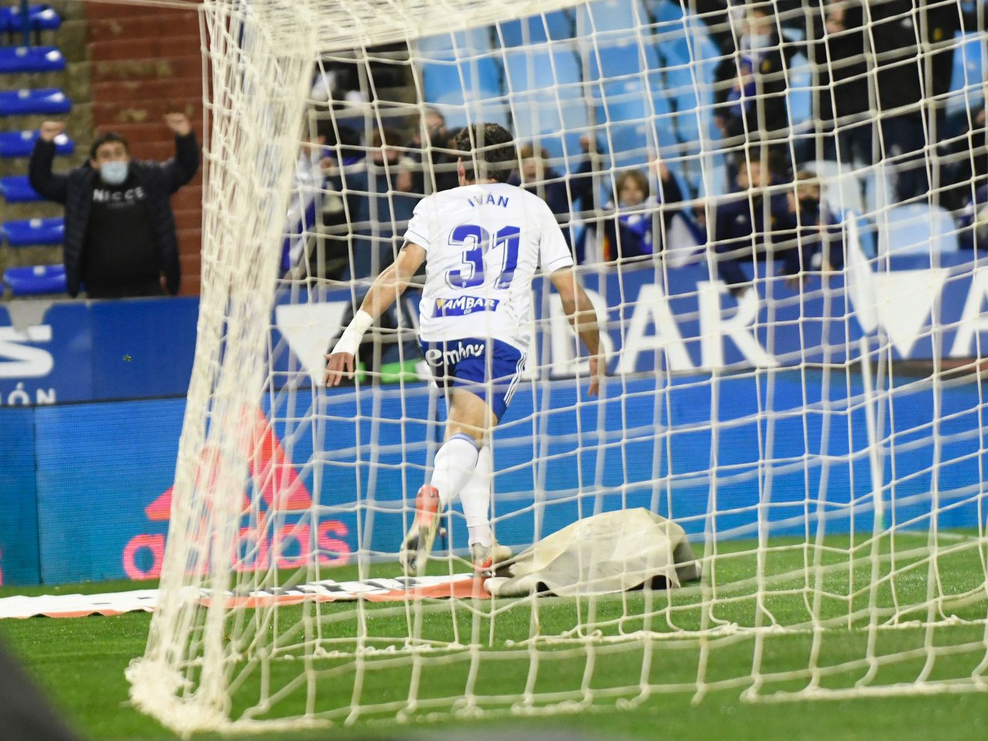 Iván Azón, tras marcar el segundo gol del Real Zaragoza