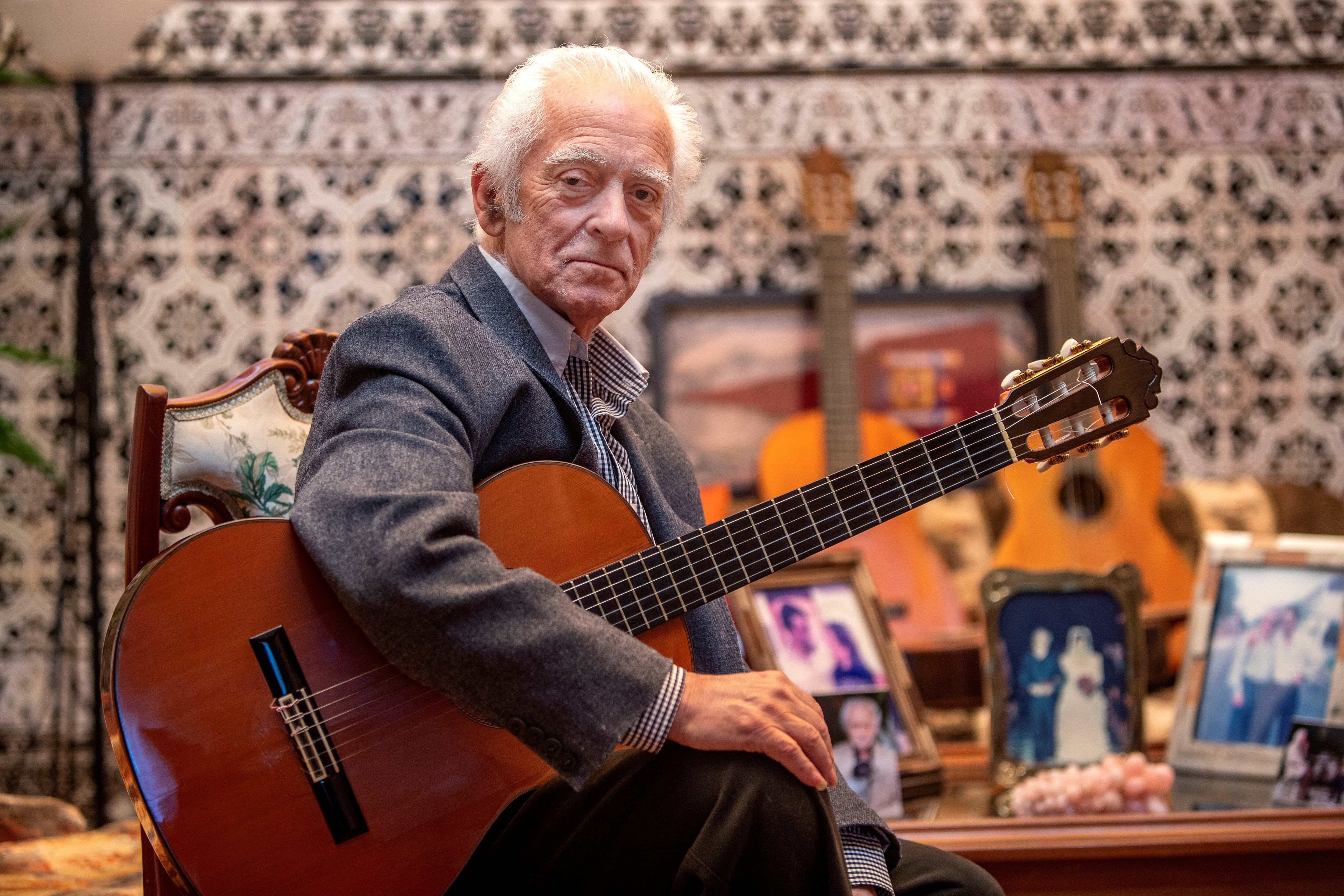 SANLÚCAR DE BARRAMEDA (CÁDIZ), .- Fotografía de archivo del guitarrista y compositor Manolo Sanlúcar el 08/11/2021, posando en su casa de Sanlúcar de Barrameda EFE/Román Ríos