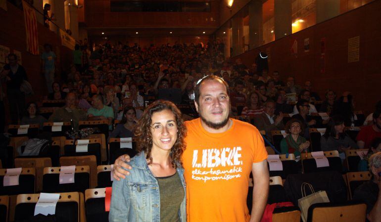 La candidata de la CUP a Tarragona, Laia estrada, acompanyada pel líder de la formació i diputat al Parlament, David Fernández.