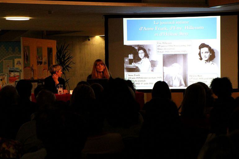Un moment de la xerrada sobre els diaris íntims d'Elda Gahete en el marc de l'exposició sobre Anna Frank.