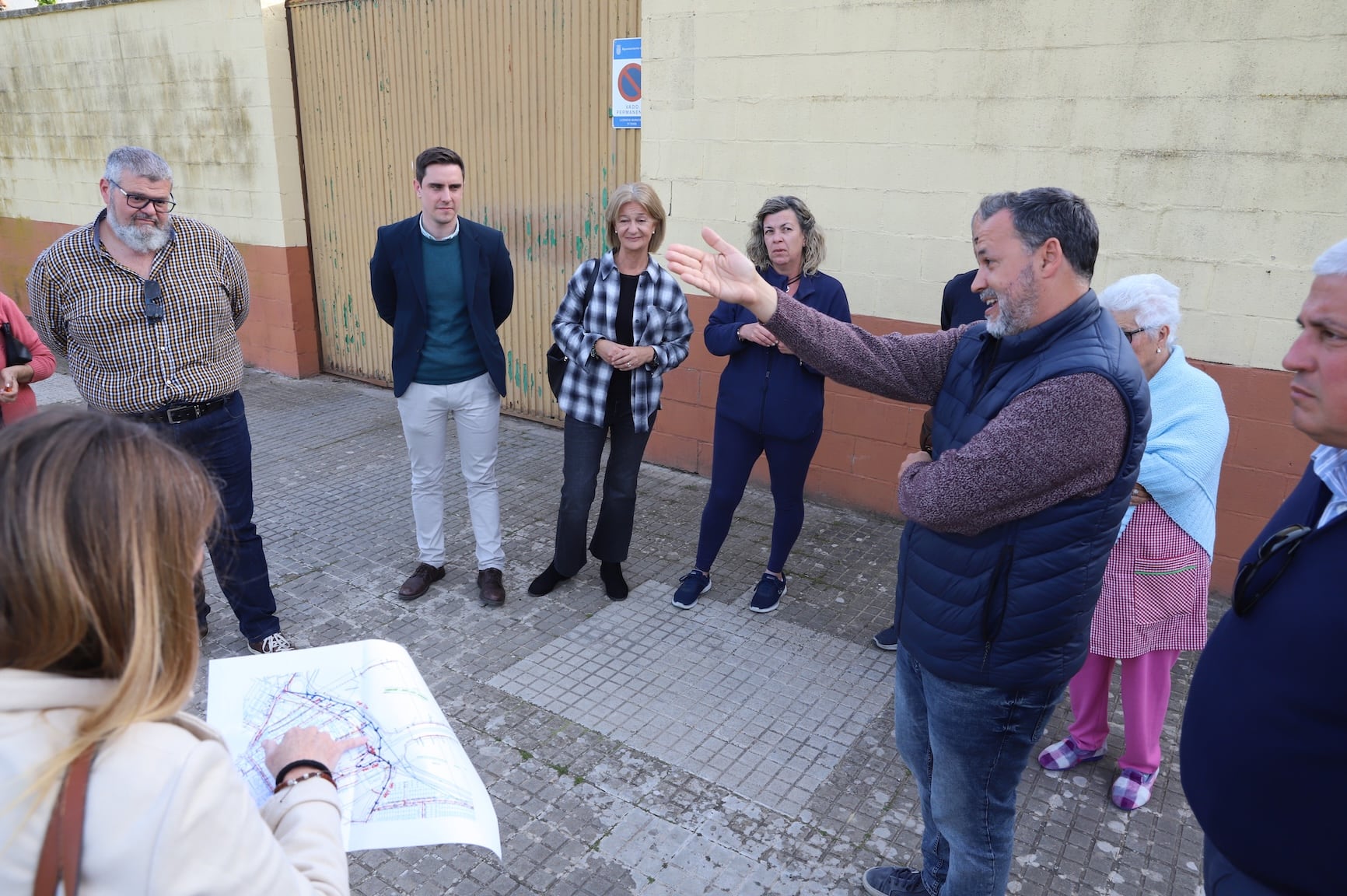 El teniente de alcaldesa Jaime Espinar, junto a vecinos de San Enrique