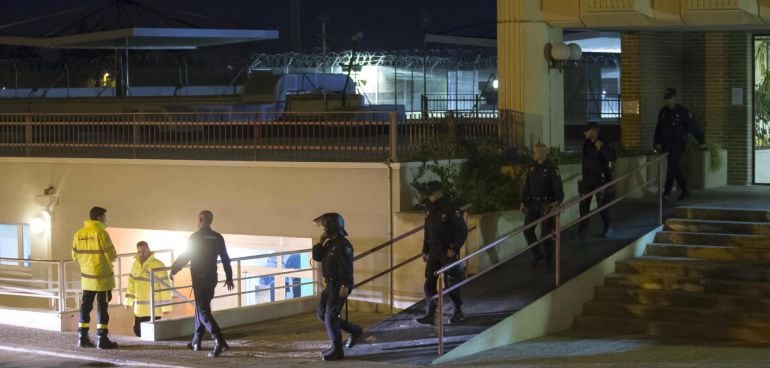 Nueve inmigrantes se fugaron anoche del Centro de Internamiento de Extranjeros de Sangonera la Verde, tras protagonizar un motín en el que han resultado heridos nueve agentes de la Policía Nacional.